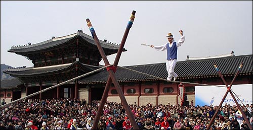 "전국 방방곡곡에서 줄을 타보았으나 경북궁에서 줄을 타게 되니 감개가 무량하다"고 줄 위에서 소감을 밝힌 권원태의 말은 어딘지 '왕의 남자' 대사를 빼닮았다. 